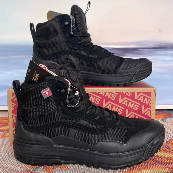 Vans Shoes - Vans WMNS Ultrarange Exo
Black/Black
VN0A4BVSBKA
Boots Sneakers